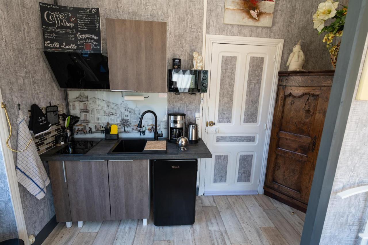 Studio Malou, Cuisine, Salle D'Eau, Terrasse Amenagee Olliergues Eksteriør billede