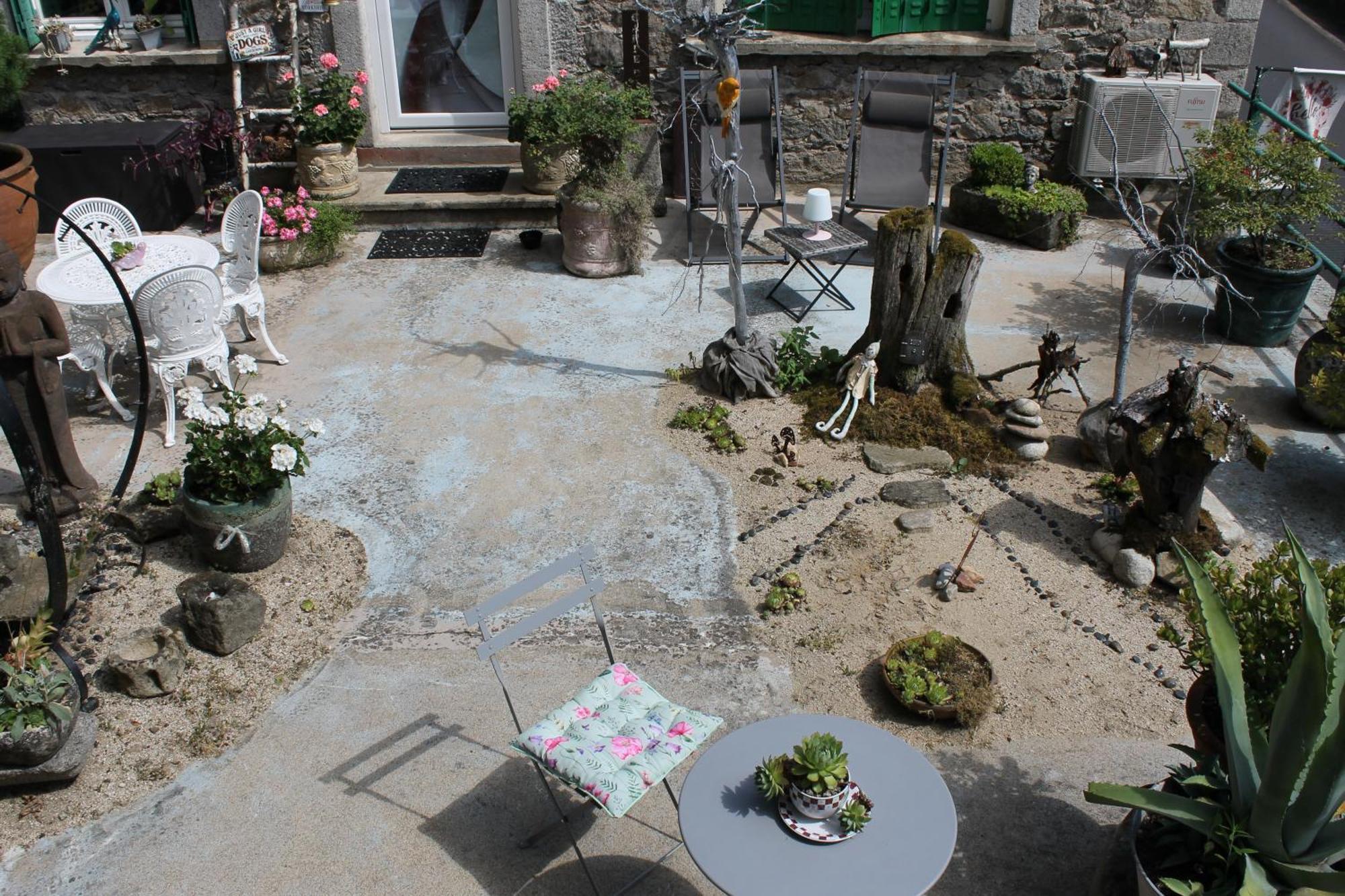 Studio Malou, Cuisine, Salle D'Eau, Terrasse Amenagee Olliergues Eksteriør billede
